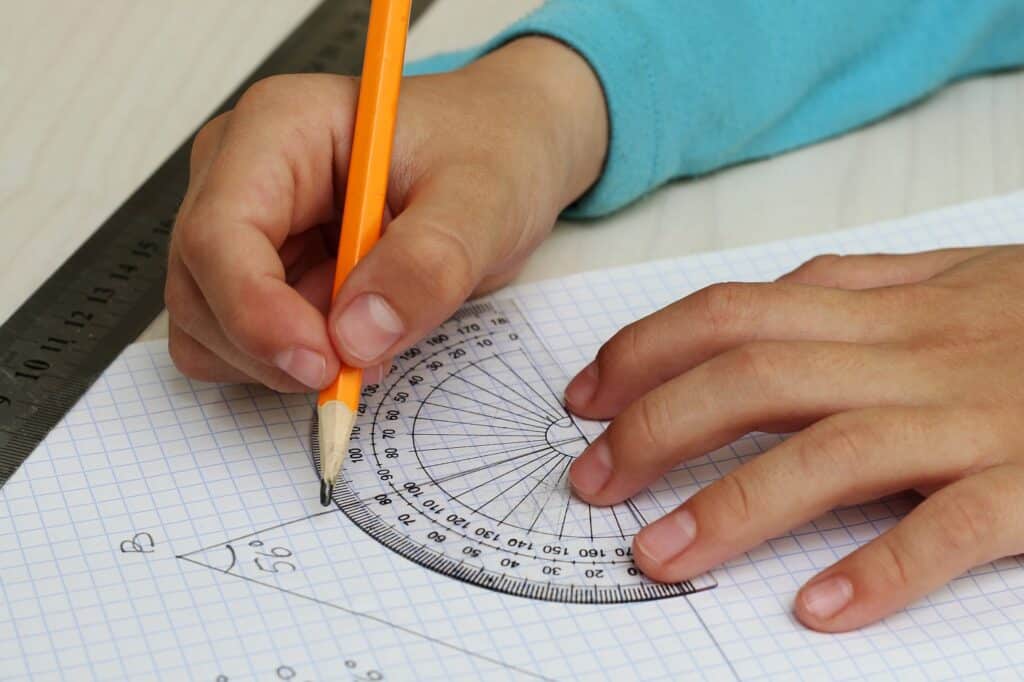 Mathématiques géométrie angles groupes niveau collège Toulouse