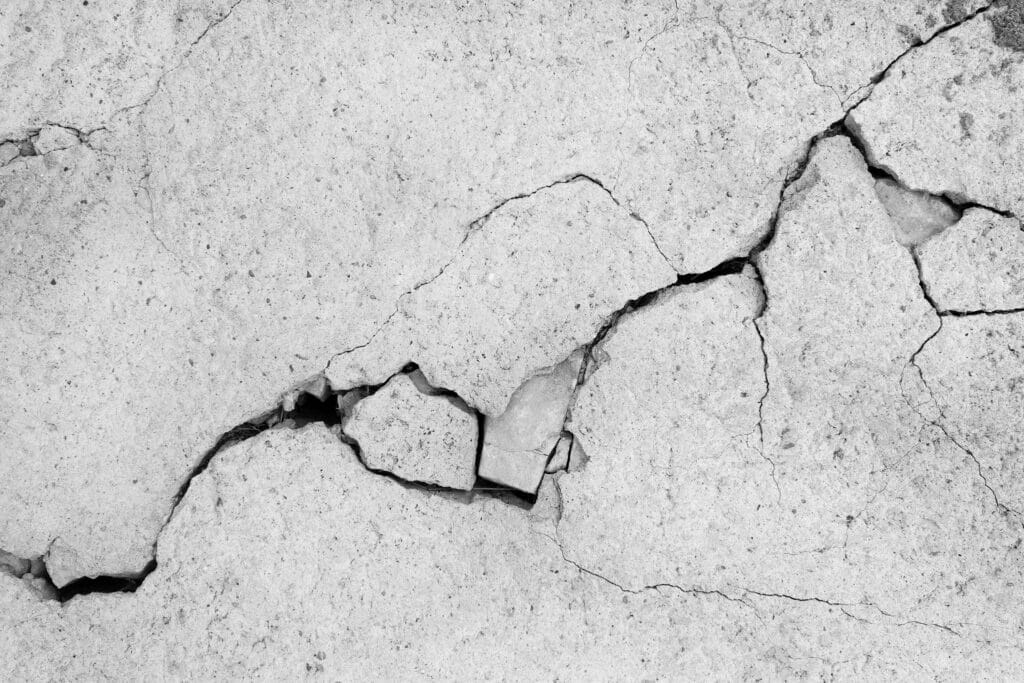 Fissures dans un mur causé par une catastrophe naturelle.