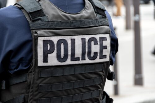 Un policier de dos.