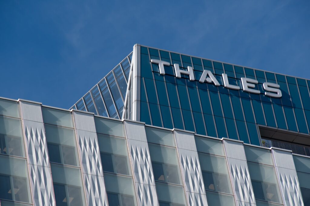 Redéploiement massif chez Thales : les salariés en proie à l’incertitude