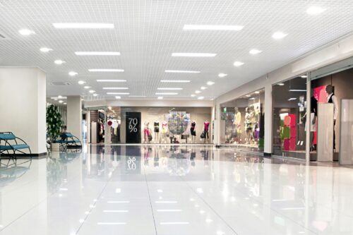 Hall d'un centre commercial.