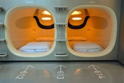 capsules dans un hôtel capsule à Tokyo, Japon