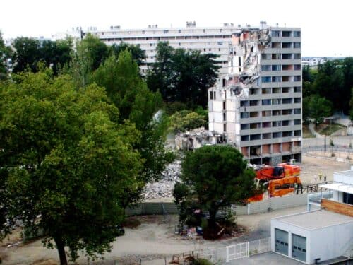 Démolition des logements de l'immeuble Maurois 1 en 2009, au Mirail, à Toulouse.