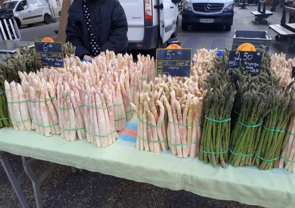 boom de la production : photo d'asperges dans un marché en occitanie