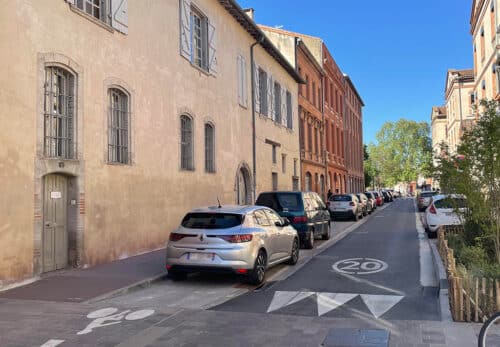 Photo de la rue Valade avec des voitures sur la piste cyclacle, dimanche soir.