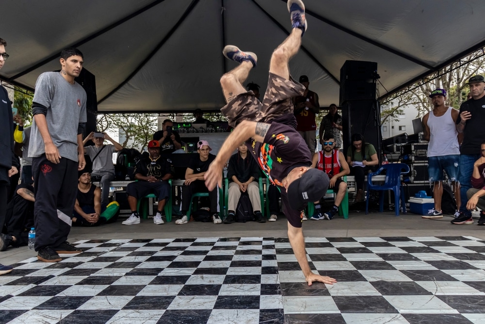 Danseur entrain de faire une figure lors d'une battle de danse hip-hop