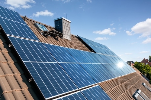 Les panneaux photovoltaïques sont de plus en plus présents sur les maisons en Occitanie./©Photoschmidt/Shutterstock