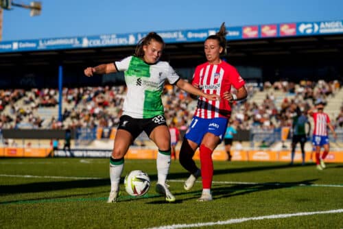 Lucy Parry (Liverpool) au contact de Carmen Menayo (Atletico de Madrid)en 2023 au Stade Michel-Bendichou de Colomiers. © Hugo Pfeiffer/Icon Sport - Amos Sport Business School