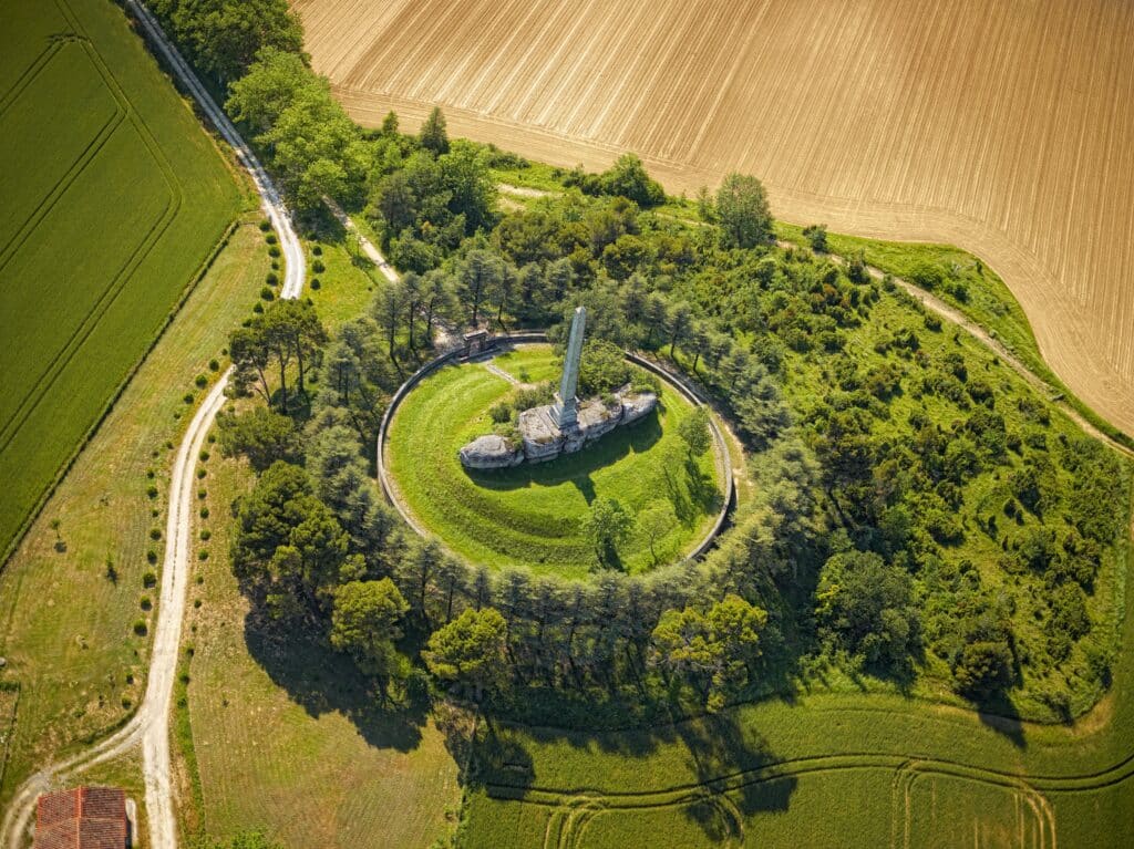 L'obélisque au Seuil de Naurouze, point culminant du Canal du Midi