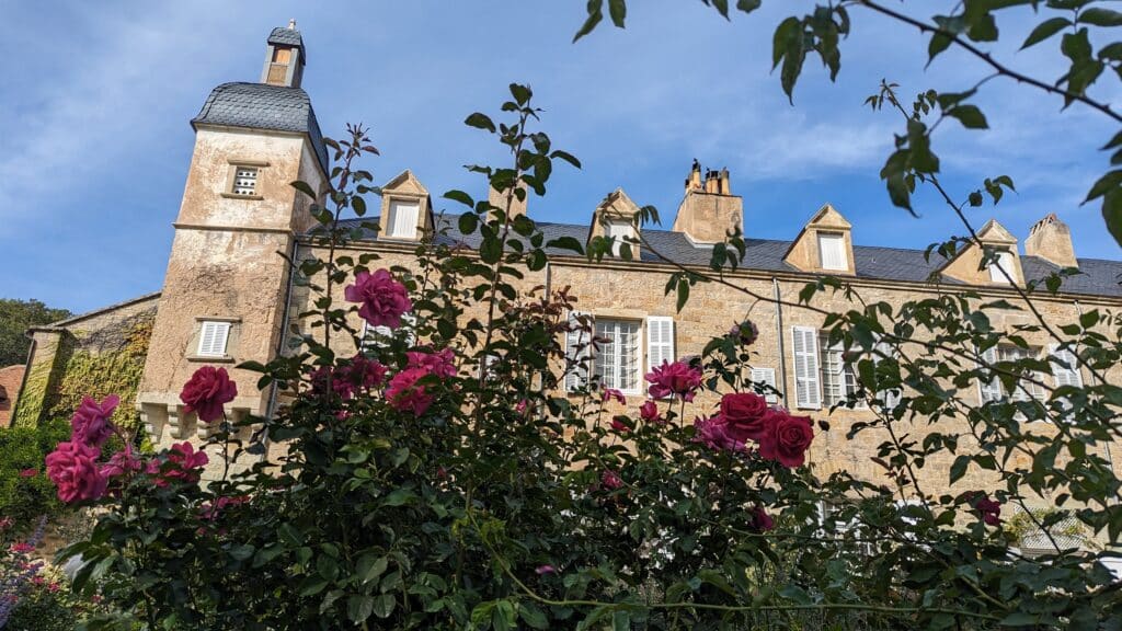 En plein dans l'Aveyron, l'abbaye de Beaulieu-en-Rouergue (Occitanie) © Viajandoconmami - CRTL Occitanie