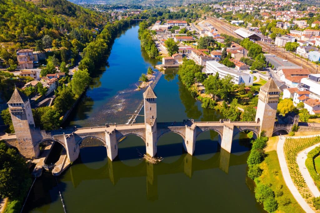 Vue aérienne du Pont Valentre, emblème de Cahors et de la vallée du Lot. © Shutterstock - BearFotos