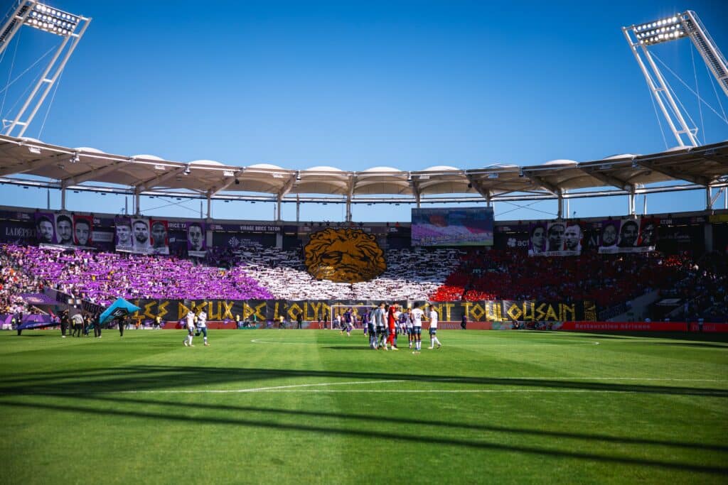 Beau moment de sport : Les Indians ont profité du match de Toulouse (Occitanie) pour célébrer les 13 médaillés olympiques de la ville. © Toulouse Football Club