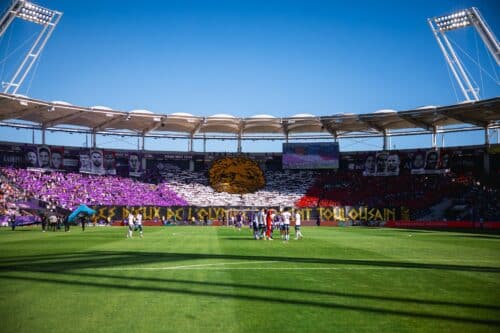 Beau moment de sport : Les Indians ont profité du match de Toulouse (Occitanie) pour célébrer les 13 médaillés olympiques de la ville. © Toulouse Football Club