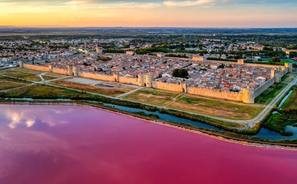 Le lac de sel rose et les remparts de la ville médiévale d'Aigues-Mortes. © Boris Stroujko