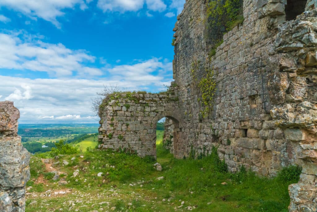 La visite des ruines de Taillefer, dans le Lot. © Shutterstock- Ivo Antonie de Rooij