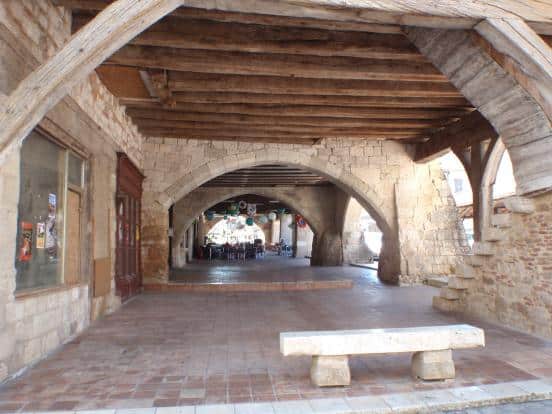 Villereal, et sa place à arcades, une étape de choix sur la véloroute du Dropt.