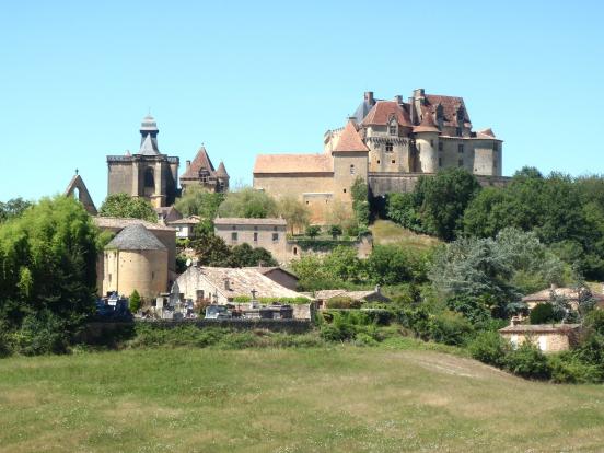 Le château de Biron mérite un arrêt sur la véloroute du Dropt.