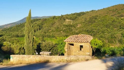 Suivez le chemin des cabanes de pierre, à travers les vignes.