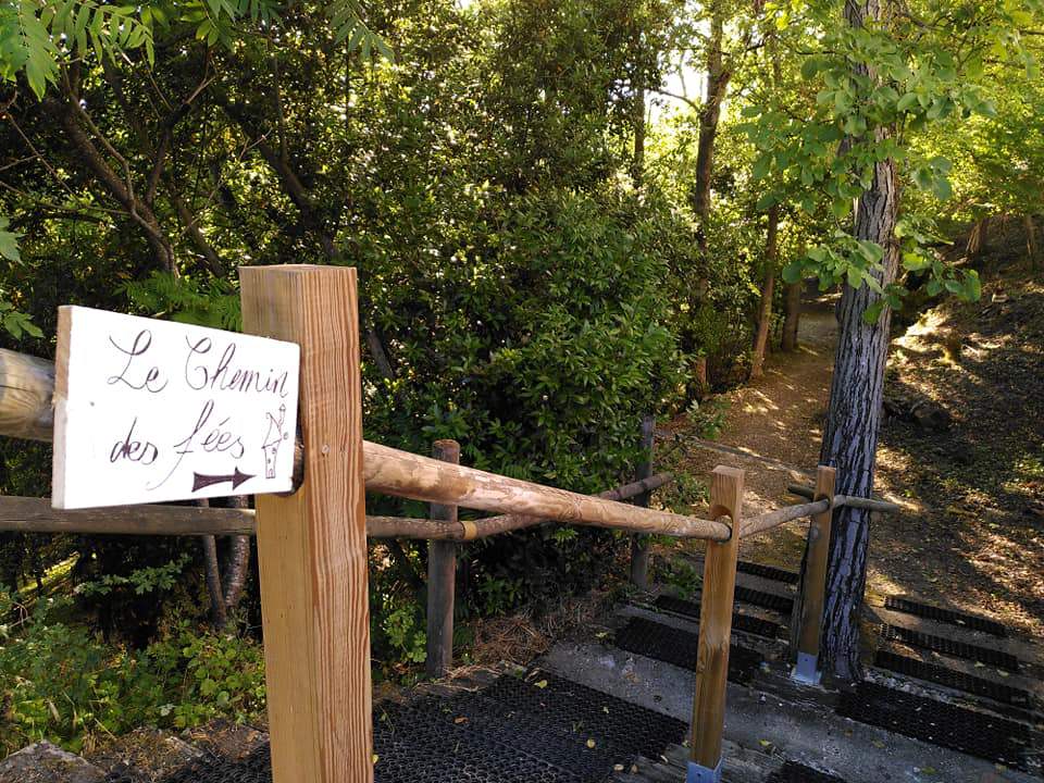Le sentier botanique des fées fait vivre les légendes locales des fées de Gascogne.