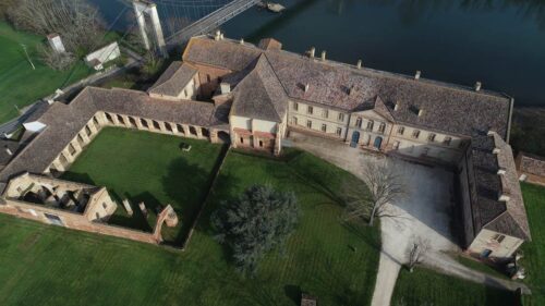 L'Abbaye de Belleperche, un ancien monastère transformé en musée des arts de la table.