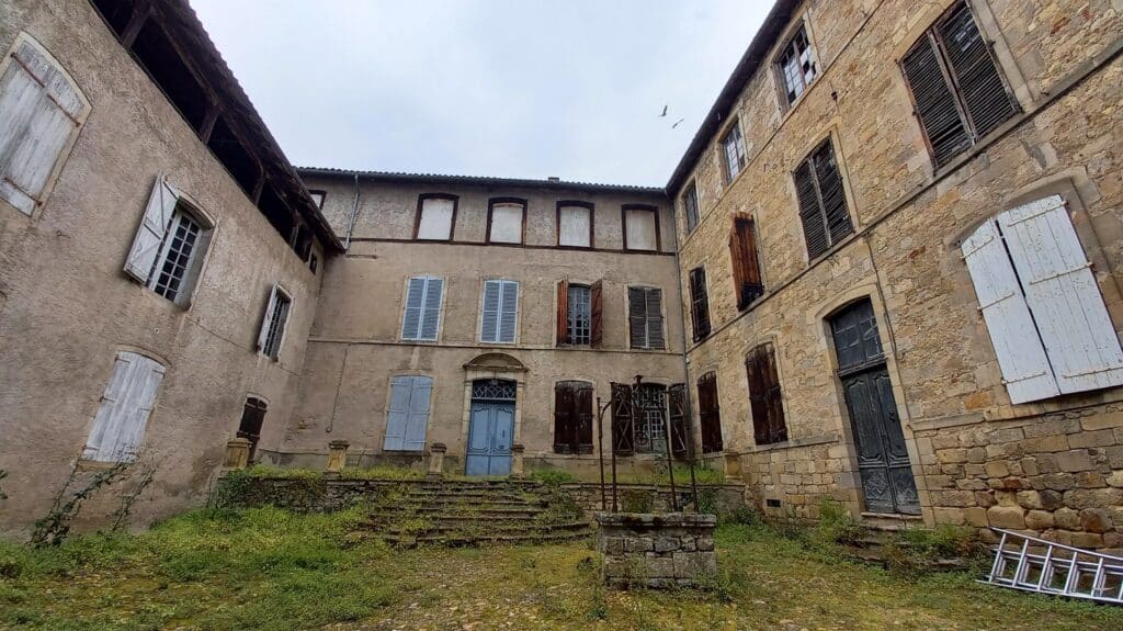 Hotel_d_Arnaldy_Hotel_d_Arnaldy_Cour_d_honneur mission patrimoine Figeac