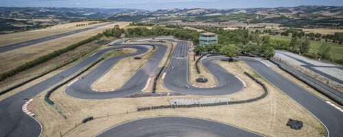 Le circuit de Belmont offre un tracé de 1500 mètres dans un écrin de verdure.