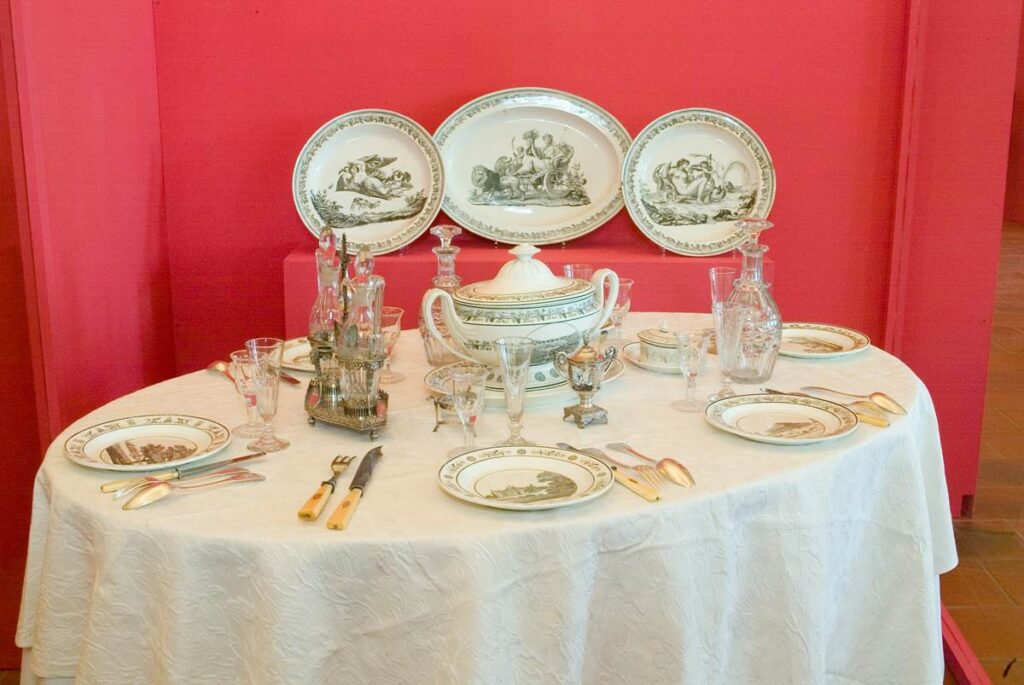 Des centaines d'objets liés aux arts de la table sont exposés à l'Abbaye de Belleperche.