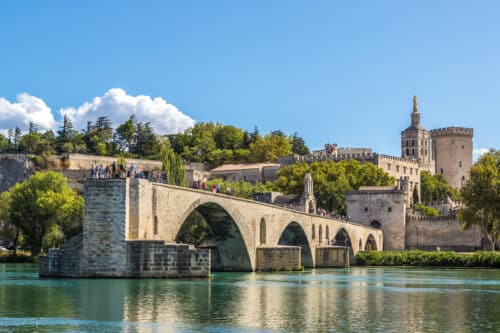 Le Pont Saint-Bénézet est l’un des monuments emblématiques d’Avignon.