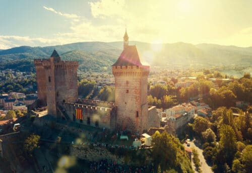 Le château de Foix domine depuis le XIème siècle.