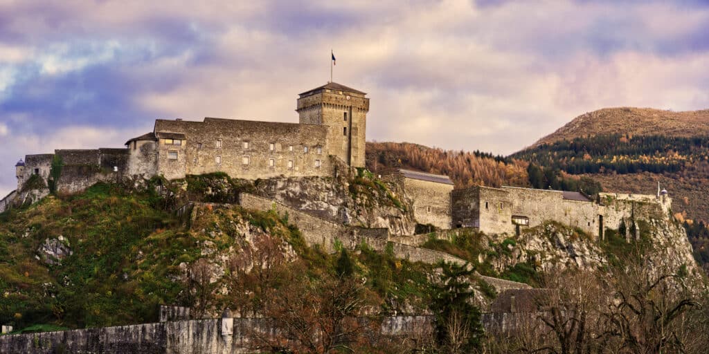Le musée pyrénéen est situé dans le château fort de Lourdes.