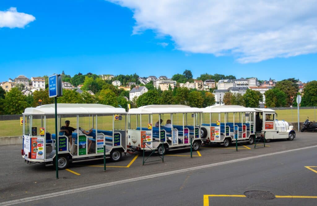 Le petit train de Lourdes, pour découvrir la ville à l'abri.