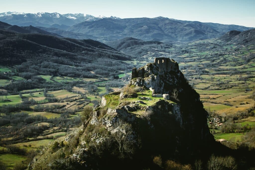 En Ariège, le château de Roquefixade offre le panorama et l'histoire.