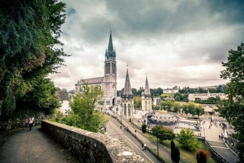 Lourdes est une ville magnifique sous le soleil ou la pluie.