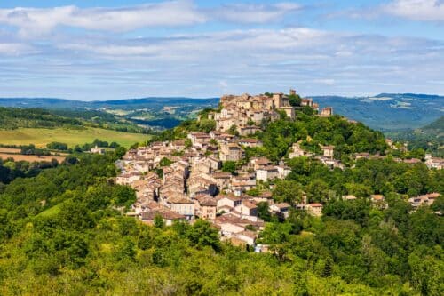 Cordes-sur-Ciel doit son nom aux nuages qui entourent souvent la ville haut-perchée.