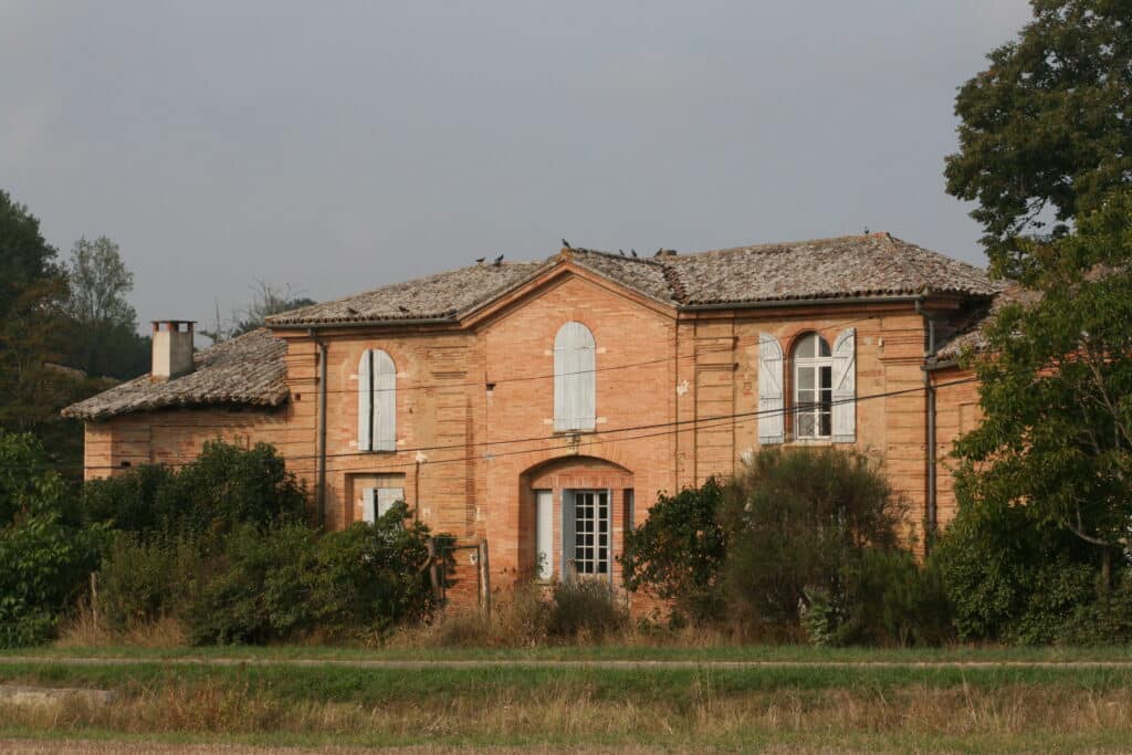 De l’abbaye de Grandselve il ne reste que la porterie datant du XVIIIe siècle.