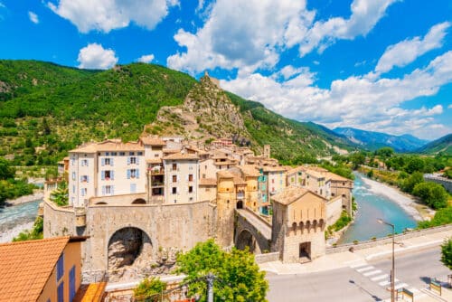 Aux confins du Verdon, la cité fortifiée d'Entrevaux est une pépite à découvrir.