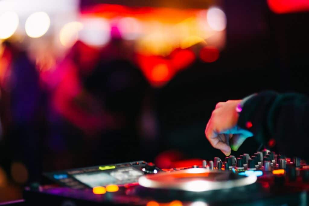 soirée électro musique DJ platine