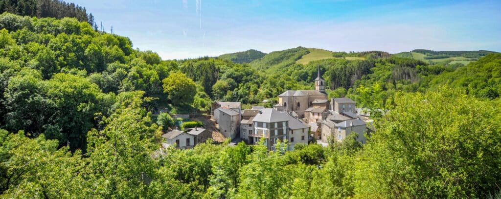 Le village de Mounès dans l'Aveyron possède une source dite muraculeuse.