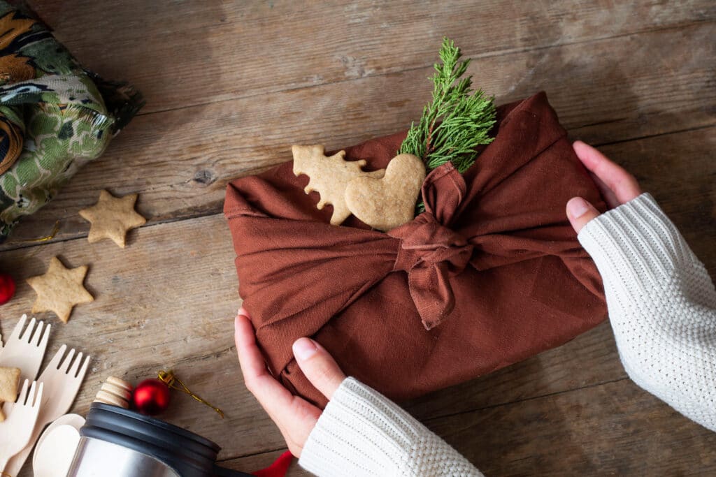 Pour emballer vos cadeaux de Noel naturels made in Occitanie, n'oubliez pas de récycler ce que vous avez sous la main. Pourquoi ne pas s'essayer au furoshiki ?