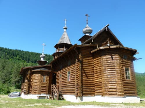 La chapelle orthodoxe de Sylvanès a été construite en Russie.