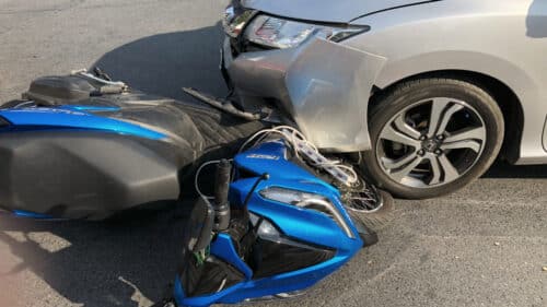 Une voiture et un scooter après un accident.