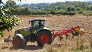 Un tracteur dans une exploitation agricole.