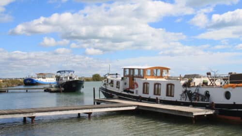 Des bateaux sur le canal du Rhône, à Sète.