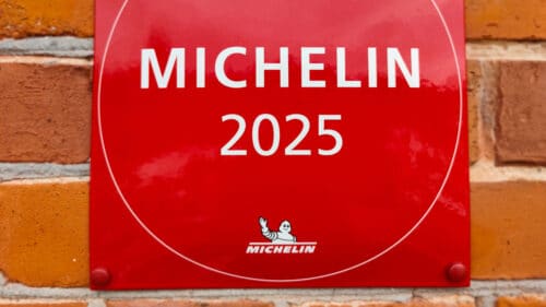 Les restaurants qui reçoivent une étoile du Guide Michelin affichent une plaque pour l'annoncer.
