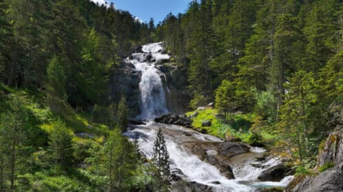 Une cascade dans le Parc national des Pyrénées.
