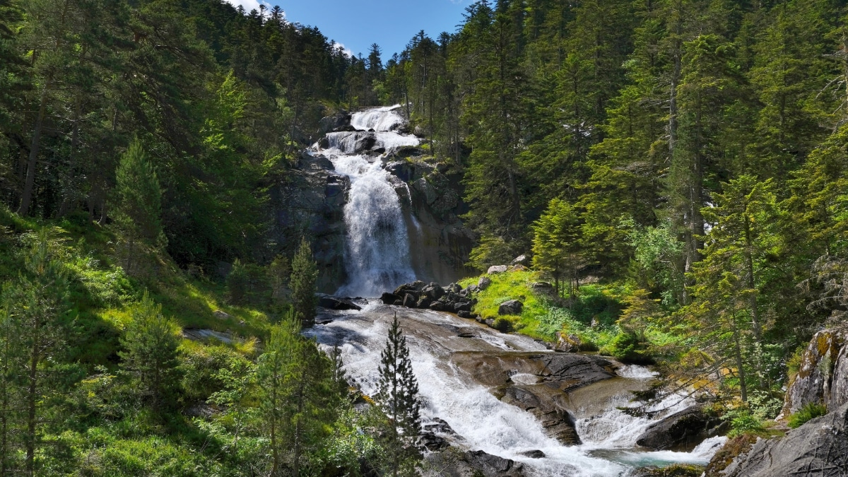 Une cascade dans le Parc national des Pyrénées.