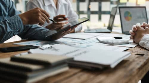 Un cabinet de conseil fournit des analyses, recommandations et solutions pour aider les commanditaires à améliorer leur performance, leur gestion ou leur stratégie.