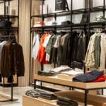 L'intérieur d'une boutique de vêtement.