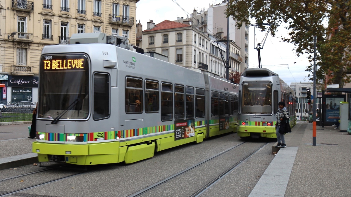 Deux tramways se croisent au niveau d'une station à Saint-Étienne.