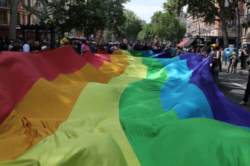 Drapeau arc-en-ciel géant à la marche des fiertés de Toulouse, 2011 credit : Léna - CC BY-SA 3.0